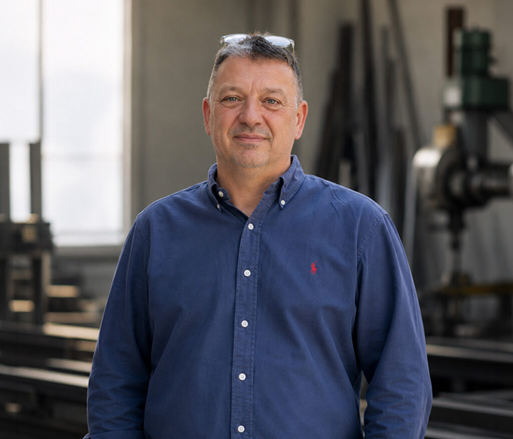 Charles, métallier chez RCT Farges à Saint-Vérand, spécialisé dans la gestion de projets de métallerie sur mesure.